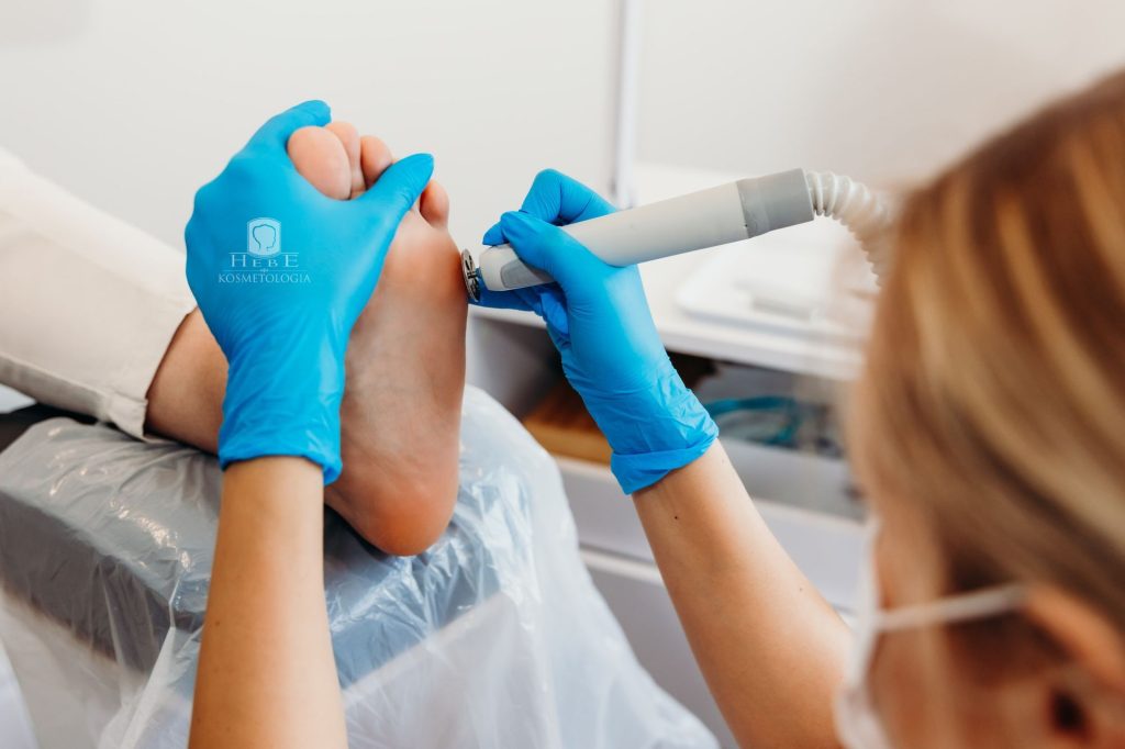 Pedicure w Gabinecie Hebe w Mławie. Specjalistka pielęgnuje stopy.