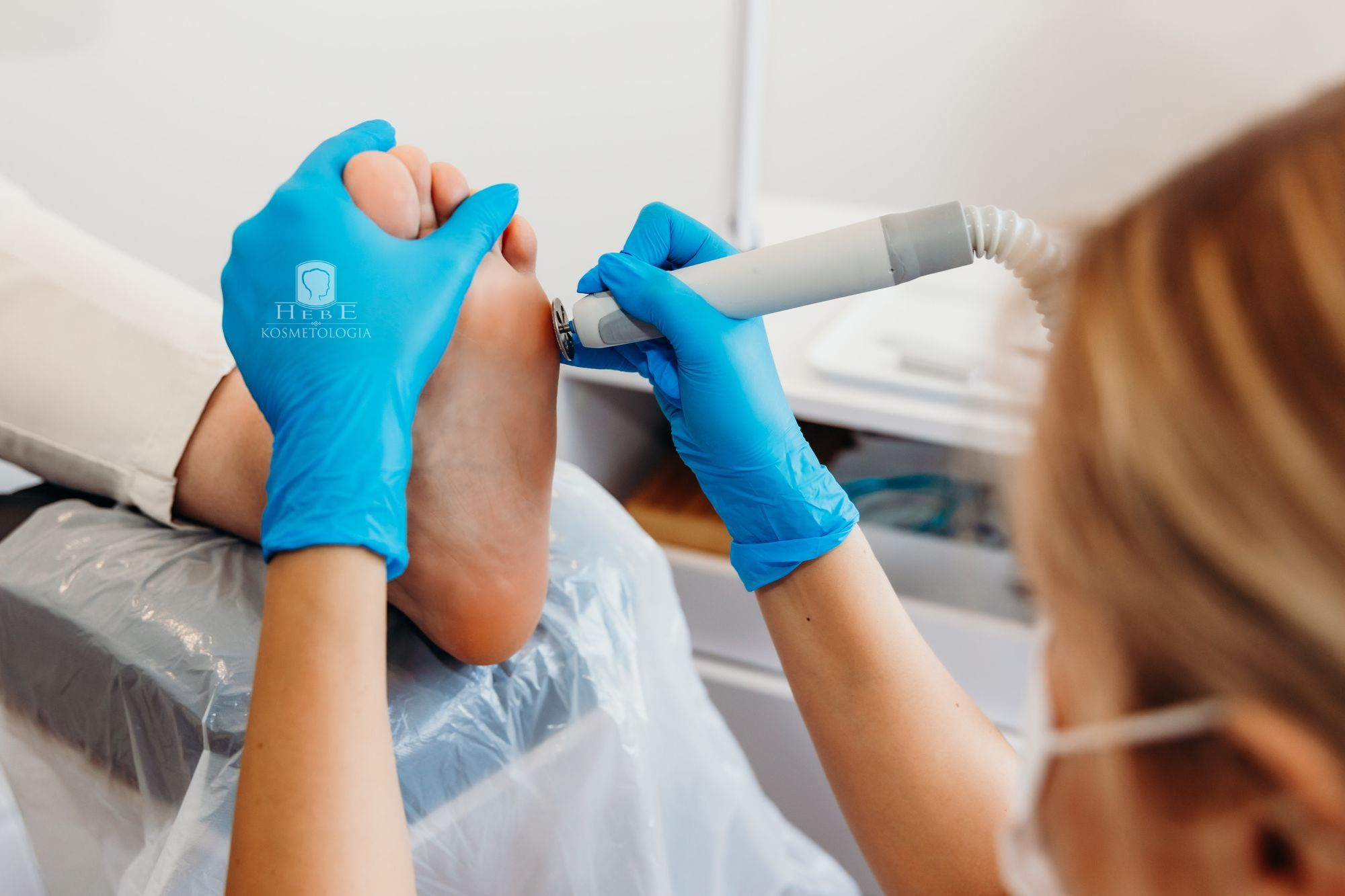 Pedicure w Gabinecie Hebe w Mławie. Specjalistka pielęgnuje stopy.