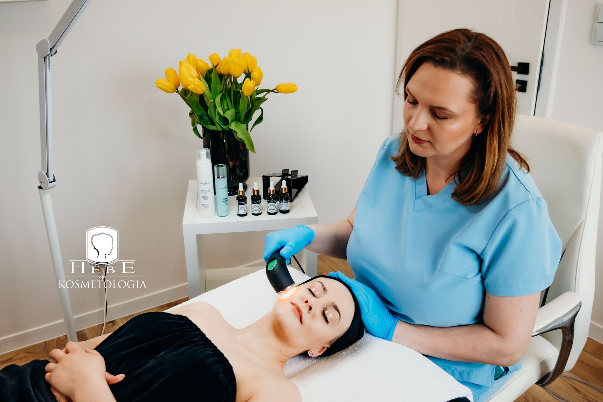 Doświadczony kosmetolog wykonuje precyzyjny zabieg na twarzy, pokazując znaczenie prawidłowej techniki.