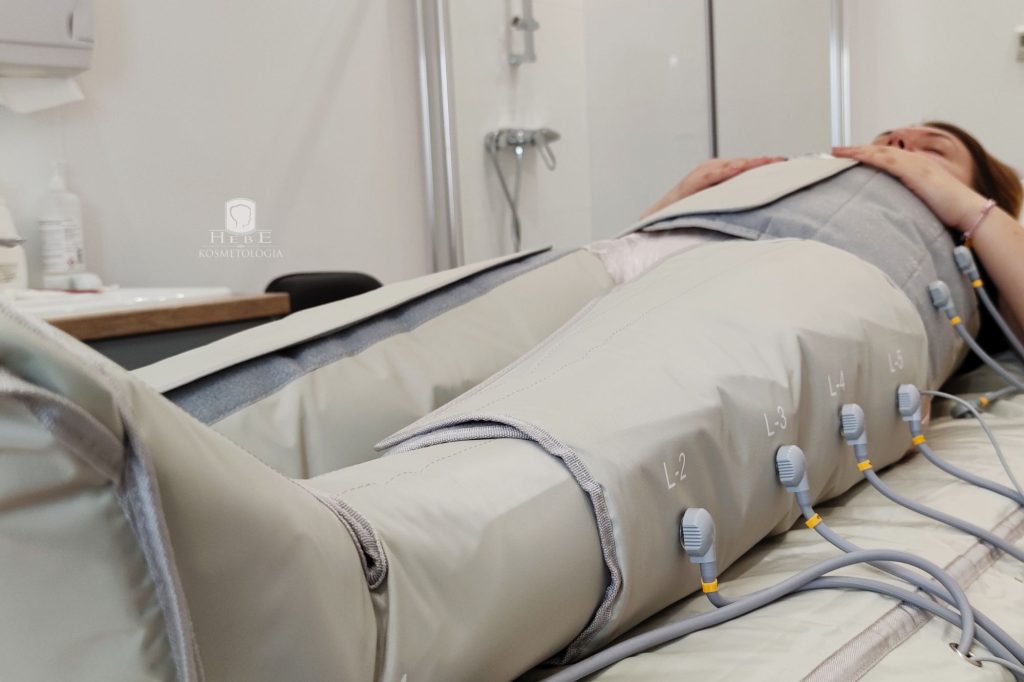 Klientka podczas zabiegu presoterapii w Gabinecie Hebe. Drenaż limfatyczny.