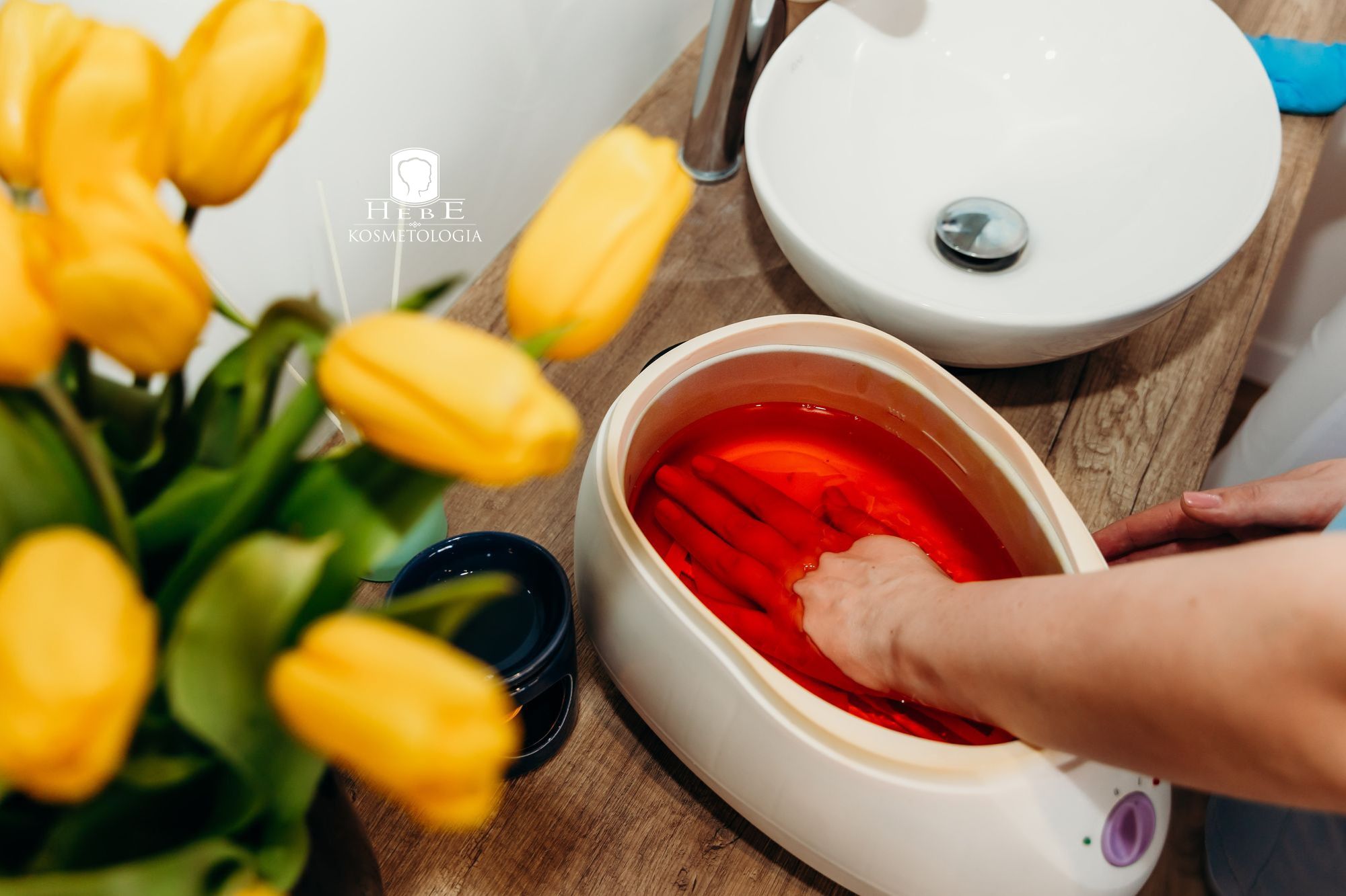 Klientka podczas zabiegu parafinowego na dłonie