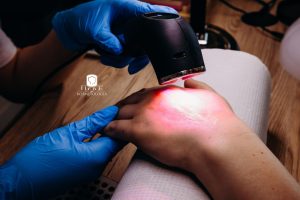 rządzenie PDT Master podczas pracy na dłoniach. 