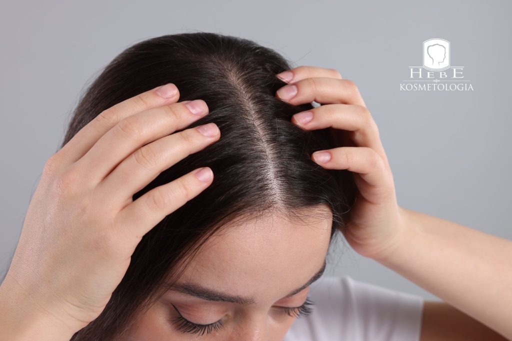 Zbliżenie na nowe, zdrowe włosy po serii zabiegów wzmacniających