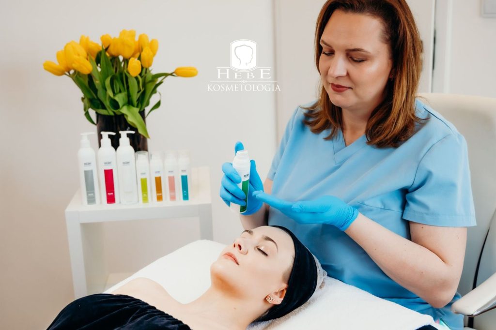 Zadowolona klientka w trakcie świadomej pielęgnacji Mława.