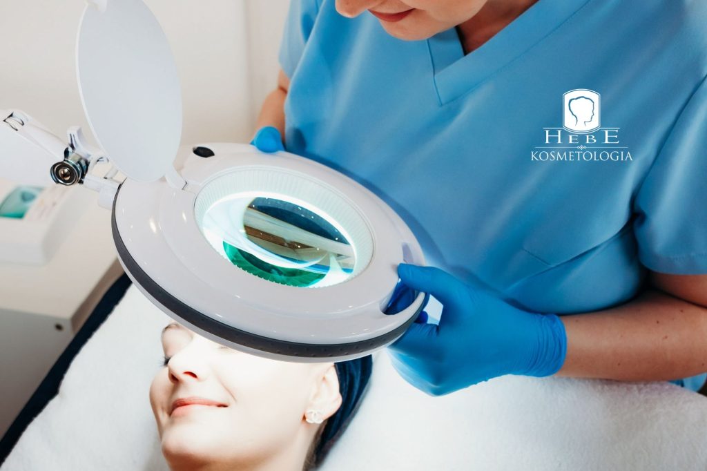 Kosmetolog Gabinetu Hebe omawia z klientką plan przygotowania skóry do zabiegów Mława